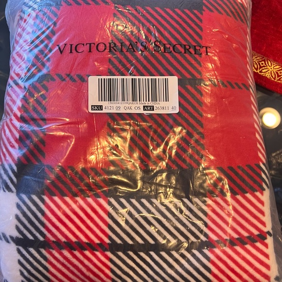 LAST TWO!!!  BNIP Pink Victoria’s Secret Red Plaid Sherpa Blanket - Picture 2 of 9